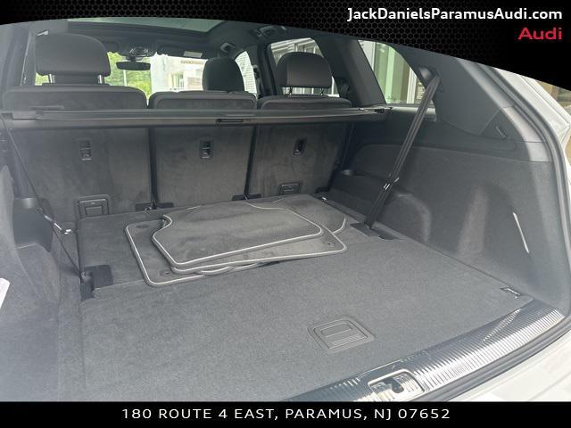 Photo of 2025 Glacier White Audi Q7