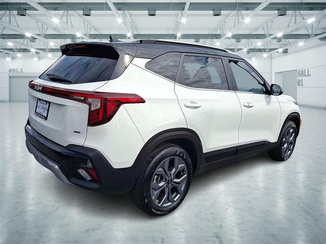Photo of 2024 Clear White/Black Roof Kia Seltos