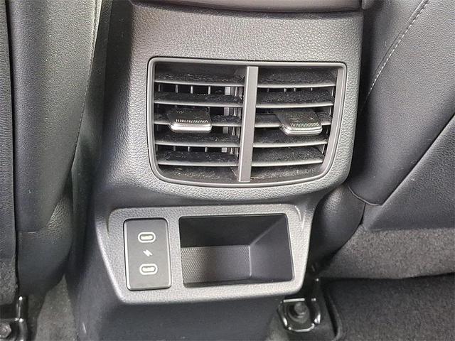 Photo of 2024 Clear White/Black Roof Kia Seltos