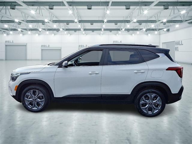 Photo of 2024 Clear White/Black Roof Kia Seltos