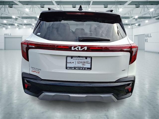 Photo of 2024 Clear White/Black Roof Kia Seltos
