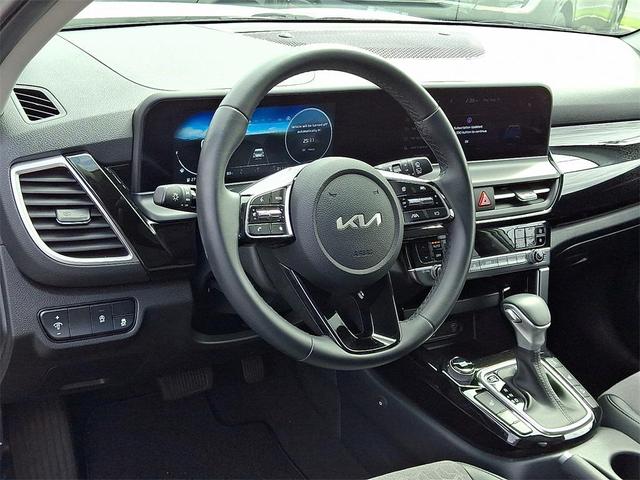 Photo of 2024 Clear White/Black Roof Kia Seltos