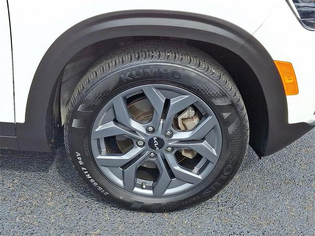 Photo of 2024 Clear White/Black Roof Kia Seltos