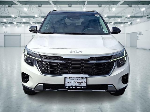 Photo of 2024 Clear White/Black Roof Kia Seltos