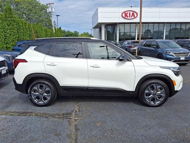 Photo of 2024 Clear White/Black Roof Kia Seltos