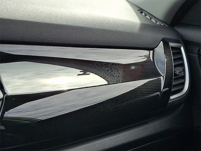 Photo of 2024 Clear White/Black Roof Kia Seltos
