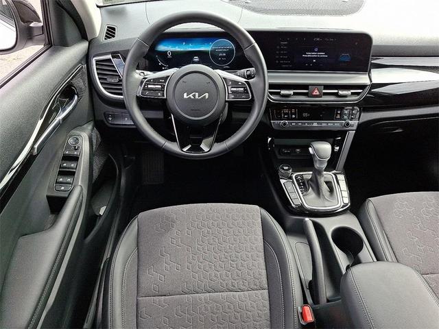 Photo of 2024 Clear White/Black Roof Kia Seltos