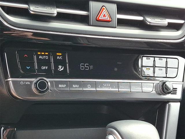 Photo of 2024 Clear White/Black Roof Kia Seltos