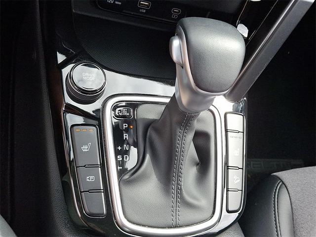 Photo of 2024 Clear White/Black Roof Kia Seltos