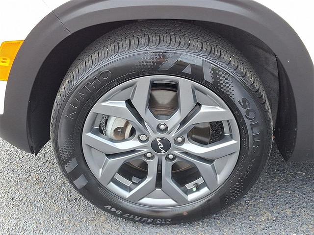 Photo of 2024 Clear White/Black Roof Kia Seltos