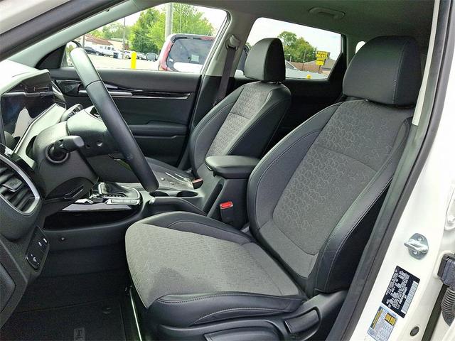Photo of 2024 Clear White/Black Roof Kia Seltos