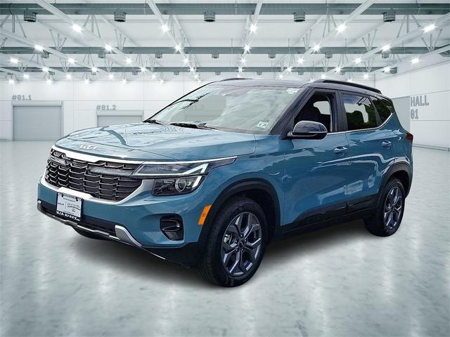 Photo of 2024 Pluton Blue/Black Roof Kia Seltos