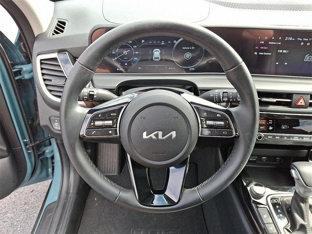 Photo of 2024 Pluton Blue/Black Roof Kia Seltos