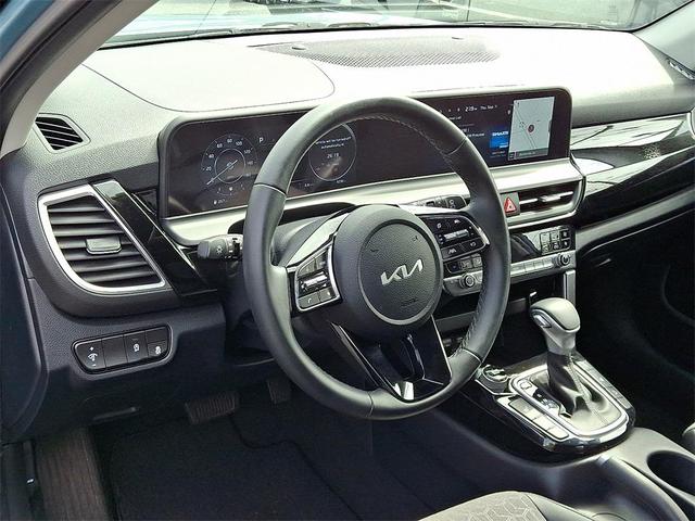 Photo of 2024 Pluton Blue/Black Roof Kia Seltos