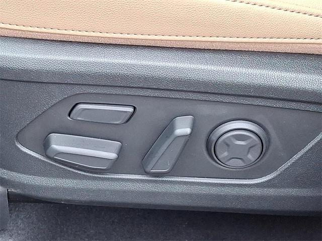 Photo of 2024 Glacial White Pearl Kia Sorento