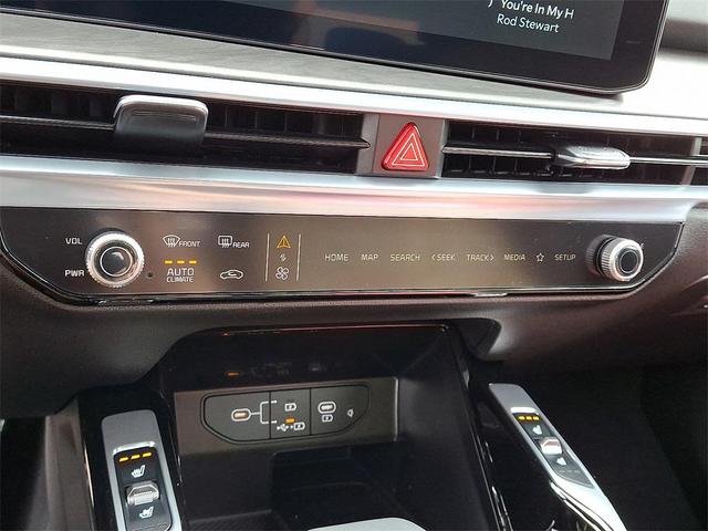 Photo of 2024 Glacial White Pearl Kia Sorento