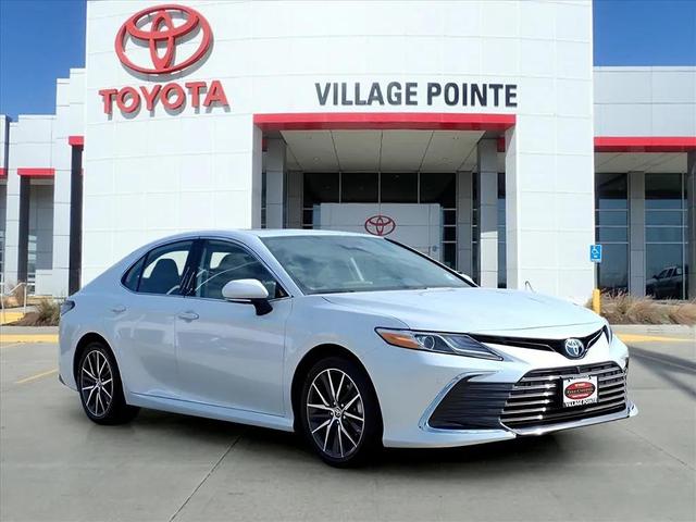 Photo of 2022 Wind Chill Pearl Toyota Camry Hybrid