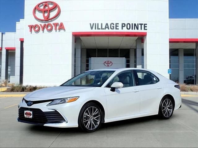 Photo of 2022 Wind Chill Pearl Toyota Camry Hybrid