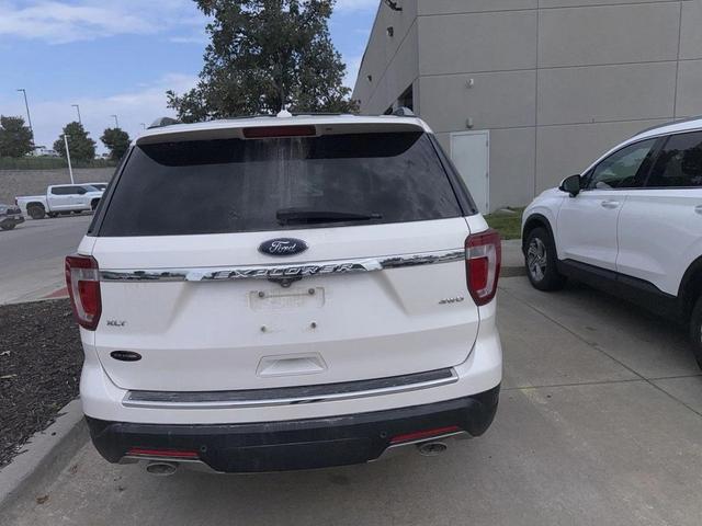 Photo of 2018 White Platinum Metallic Tri-Coat Ford Explorer