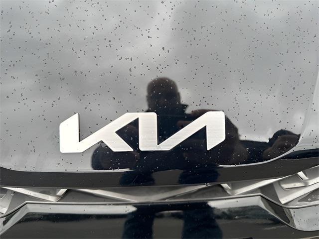Photo of 2022 Ebony Black Kia K5