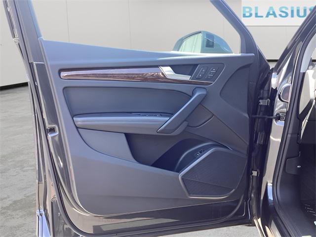 Photo of 2020 Mythos Black Metallic Audi Q5