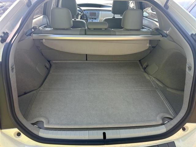 Photo of 2012 White Toyota Prius