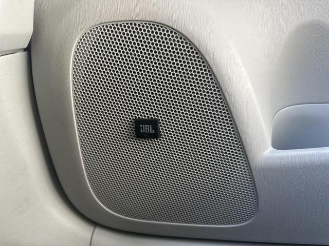 Photo of 2012 White Toyota Prius