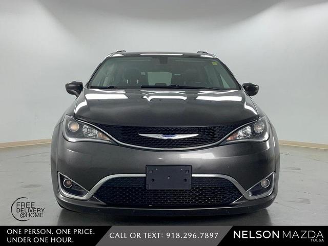Photo of 2017 Granite Crystal Clearcoat Metallic Chrysler Pacifica