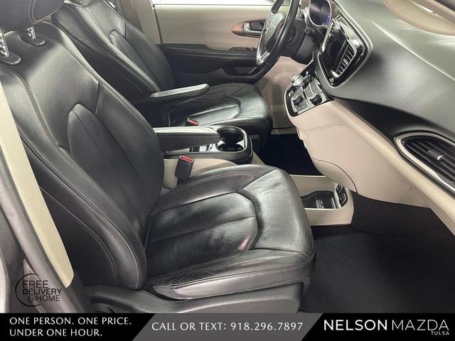Photo of 2017 Granite Crystal Clearcoat Metallic Chrysler Pacifica