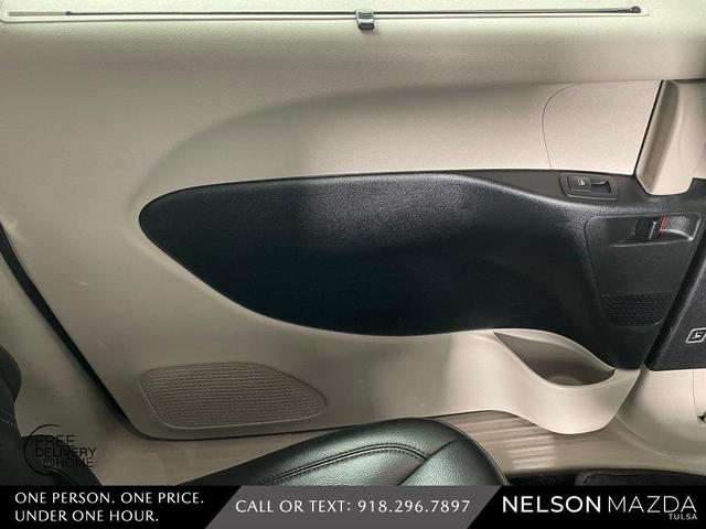 Photo of 2017 Granite Crystal Clearcoat Metallic Chrysler Pacifica