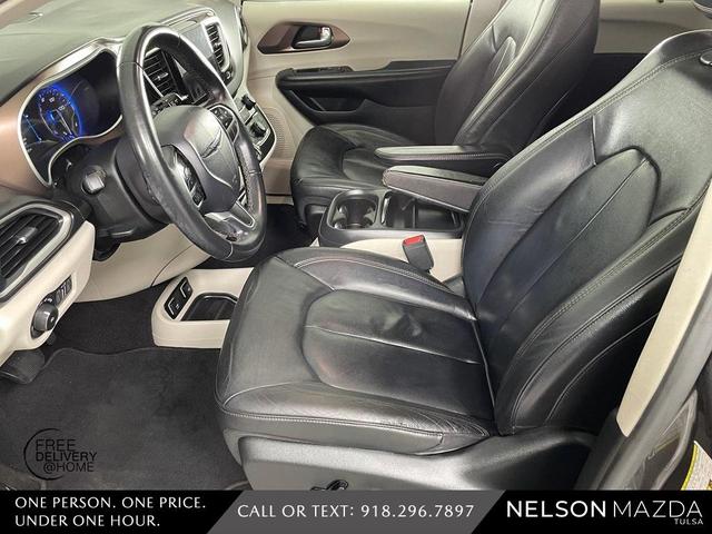 Photo of 2017 Granite Crystal Clearcoat Metallic Chrysler Pacifica