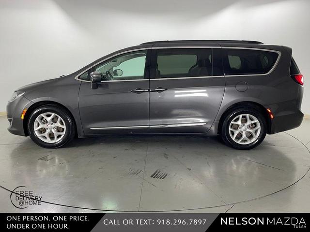 Photo of 2017 Granite Crystal Clearcoat Metallic Chrysler Pacifica