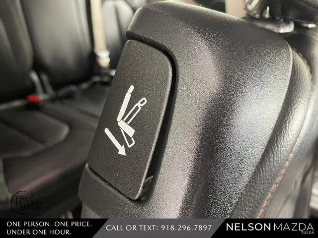 Photo of 2017 Granite Crystal Clearcoat Metallic Chrysler Pacifica