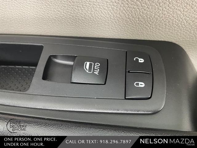 Photo of 2017 Granite Crystal Clearcoat Metallic Chrysler Pacifica