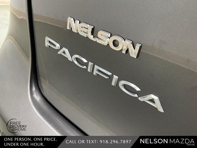 Photo of 2017 Granite Crystal Clearcoat Metallic Chrysler Pacifica
