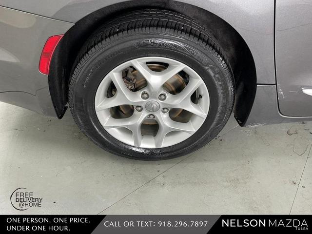 Photo of 2017 Granite Crystal Clearcoat Metallic Chrysler Pacifica