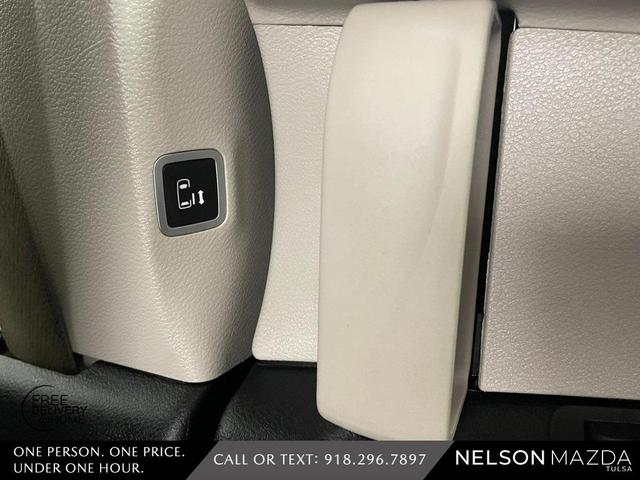 Photo of 2017 Granite Crystal Clearcoat Metallic Chrysler Pacifica
