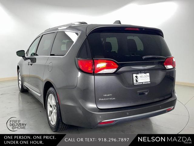Photo of 2017 Granite Crystal Clearcoat Metallic Chrysler Pacifica