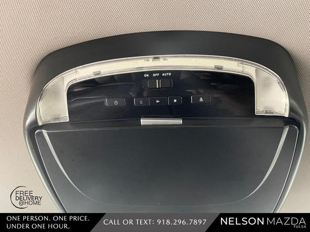 Photo of 2017 Granite Crystal Clearcoat Metallic Chrysler Pacifica
