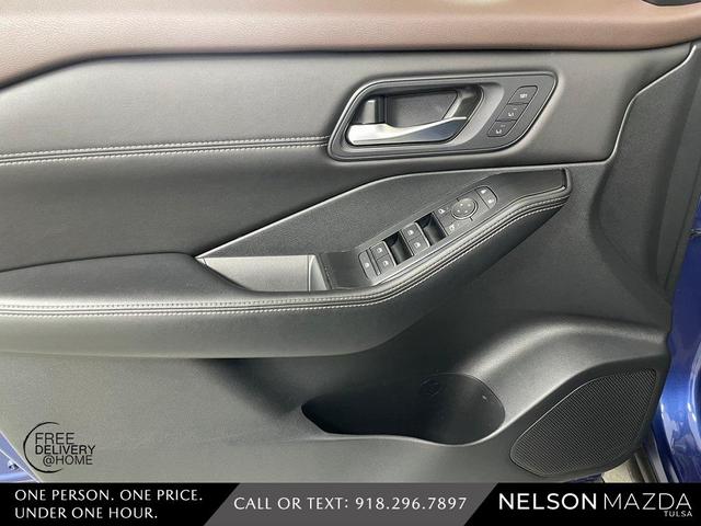 Photo of 2022 Blue / Black Nissan Rogue