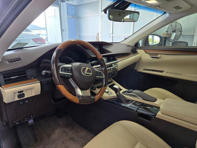 Photo of 2016 Atomic Silver Lexus ES 300h