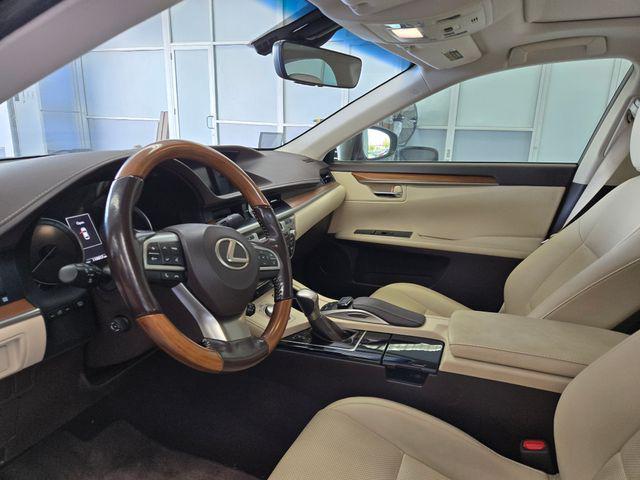 Photo of 2016 Atomic Silver Lexus ES 300h