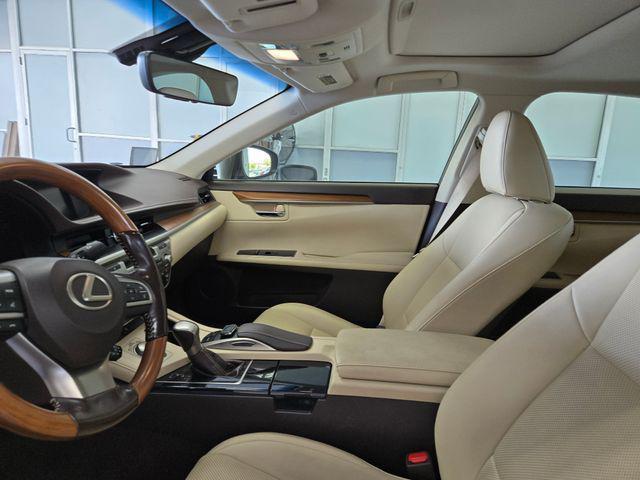 Photo of 2016 Atomic Silver Lexus ES 300h