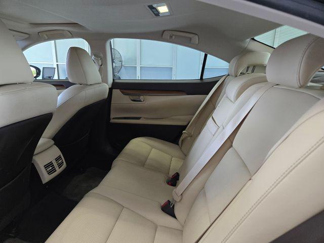 Photo of 2016 Atomic Silver Lexus ES 300h
