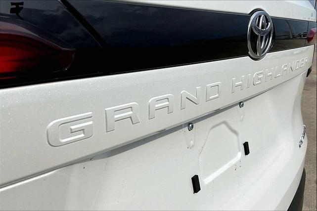 Photo of 2025 Wind Chill Pearl Toyota Grand Highlander