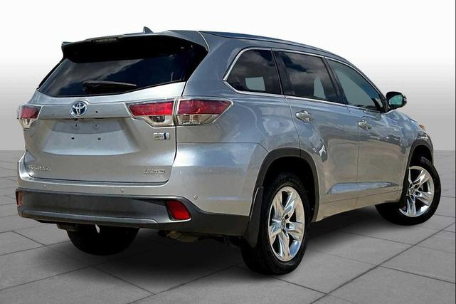 Photo of 2016 Silver Sky Metallic Toyota Highlander Hybrid