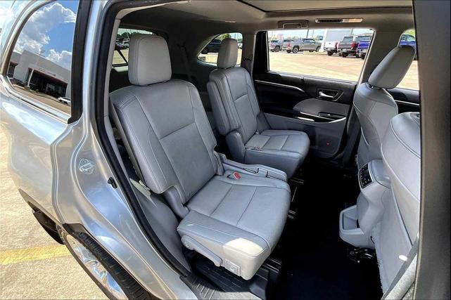 Photo of 2016 Silver Sky Metallic Toyota Highlander Hybrid