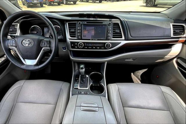 Photo of 2016 Silver Sky Metallic Toyota Highlander Hybrid