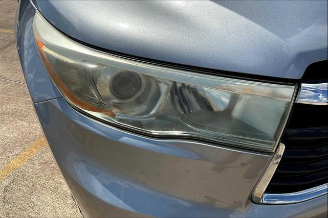 Photo of 2016 Silver Sky Metallic Toyota Highlander Hybrid