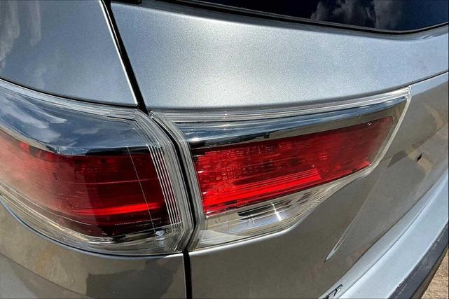 Photo of 2016 Silver Sky Metallic Toyota Highlander Hybrid